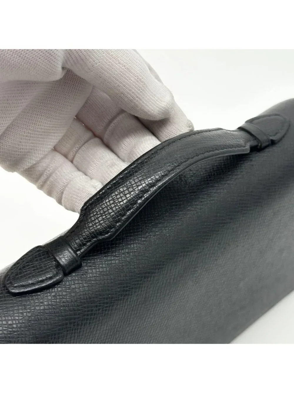Louis Vuitton Zippy XL Taiga Black Round Wallet